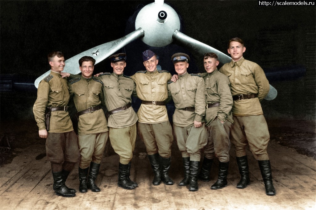 1513158587_pilots-of-the-102th-guards-fighter-aviation-regiment-in-caponier-next-to-the-cobra-board-33-1943.jpg : #1439046/    .     