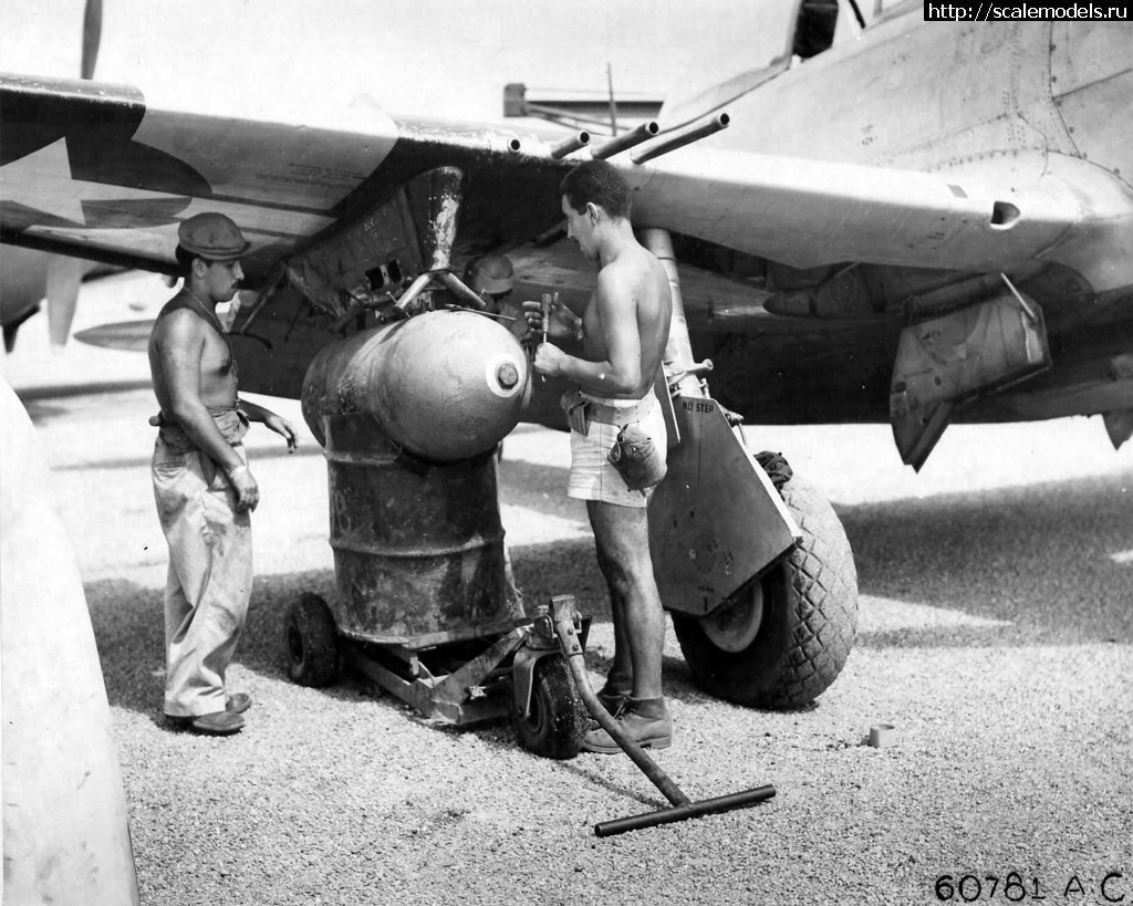 1524587096_loading_1000lb_bomb_on_a_P-47_of_The_201st_Mexican_FS_Porac_Airstrip_Philippine_Islands_26_June_1945.jpg : #1474546/ Tamiya 1/48 P-47D Thunderbolt - ...(#12049) -   