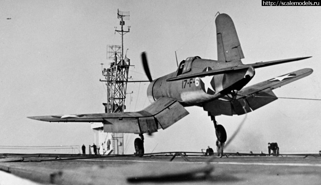 1539585624_F4U-1_VF-17_landing_on_USS_Charger_CVE-30_1943-web.jpeg : #1510141/ F4U-1 Tamiya 1/48- .  