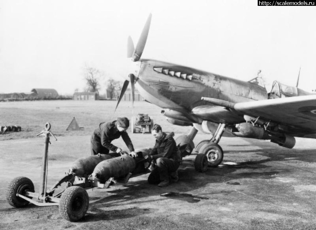 1553072828_Armourers_loading_bombs_onto_a_Spitfire_Mk_XVI_of_No-_603_Squadron_RAF_at_Ludham_in_Norfolk_March_1945-_CH14808.jpg : #1543905/ Eduard 1/48 Israel Spitfire Mk.IXe(#12971) -   