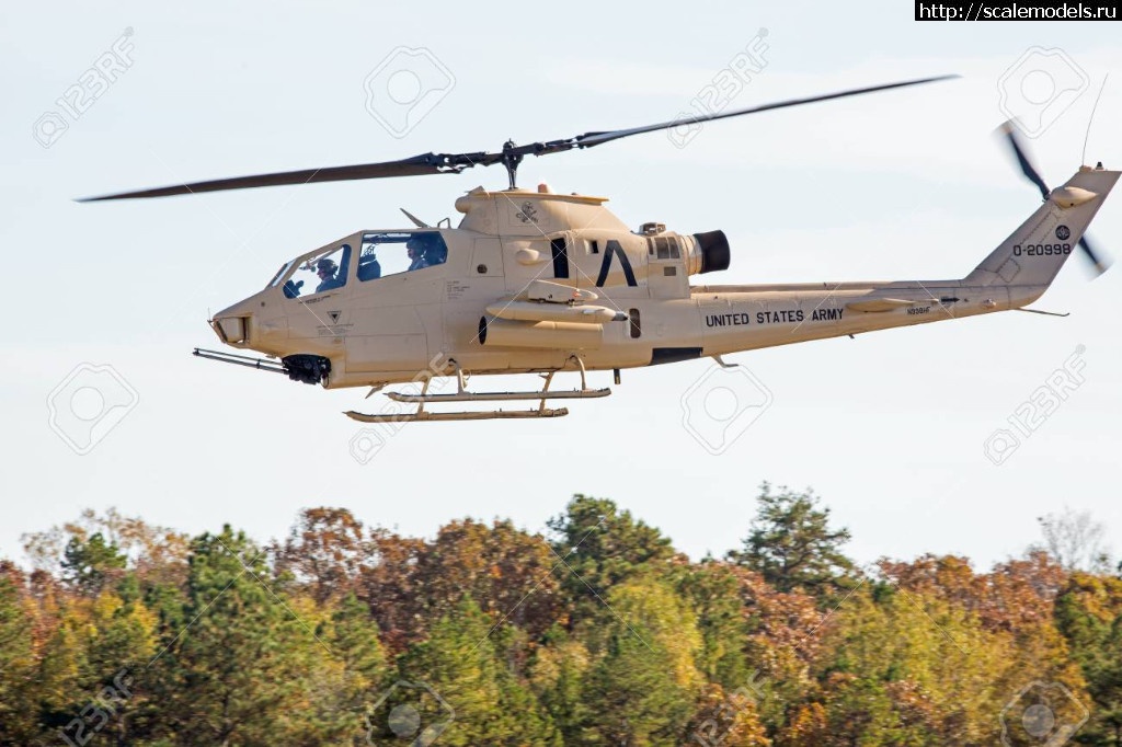 1558288233_90483702-monroe-nc-november-11-2017-an-ah-1f-cobra-attack-helicopter-performing-at-the-warbirds-over-monroe-a.jpg : #1554411/ HobbyBoss 1/72 Ah-1F Cobra(#13154) -   