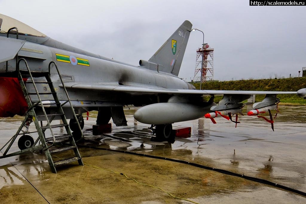 1569439767_RAF_Typhoon_Aircraft_at_Gioia_Dell_Colle_Air_Base_During_Operation_Ellamy_MOD_45152520.jpg : #1574662/ 1/72 Hasegawa - Eurofighter Typhoon  