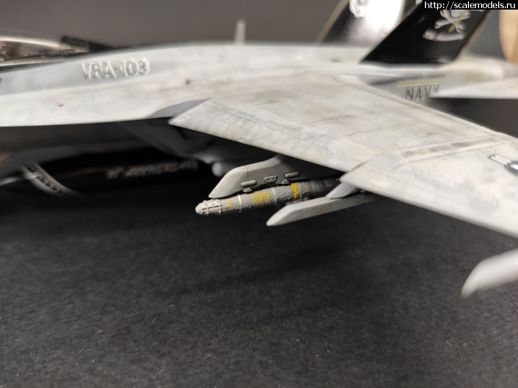 1582025505_bomb2.jpg : #1602233/ F/A-18F Super Hornet 1/72 Academy 'Jolly Rogers'  