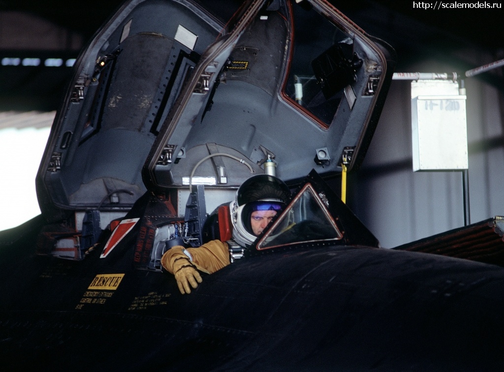 1615648853_SR-71_Blackbird_aircrew_Beale_AFB_CA_3195045803.jpg : #1675303/ 1/48 SR-71 Testors ()  