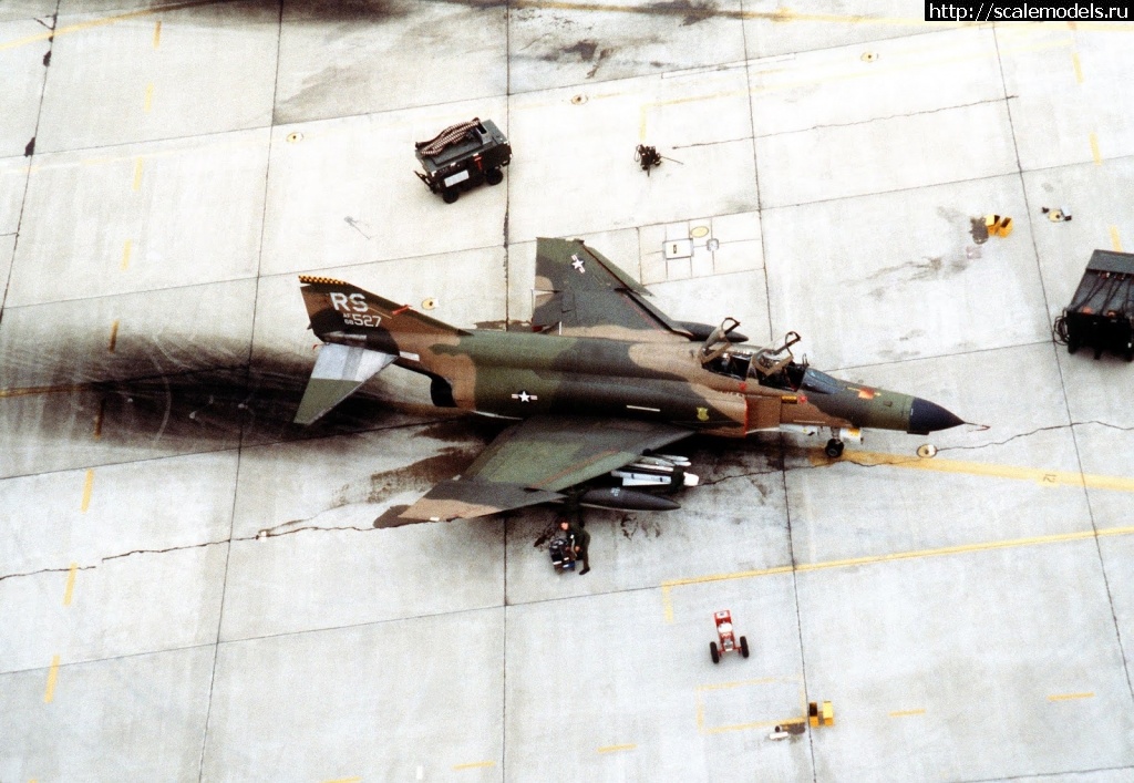 1634720148_F-4-Phantom-II-aircraft-on-the-ground--The-aircraft-is-loaded-with-one-AGM-65-Maverick-missile-and-one-auxiliary-fuel-tank-on-each-wing.jpeg : #1707888/ F-4B Phantom II 1/48 Tamiya + .  