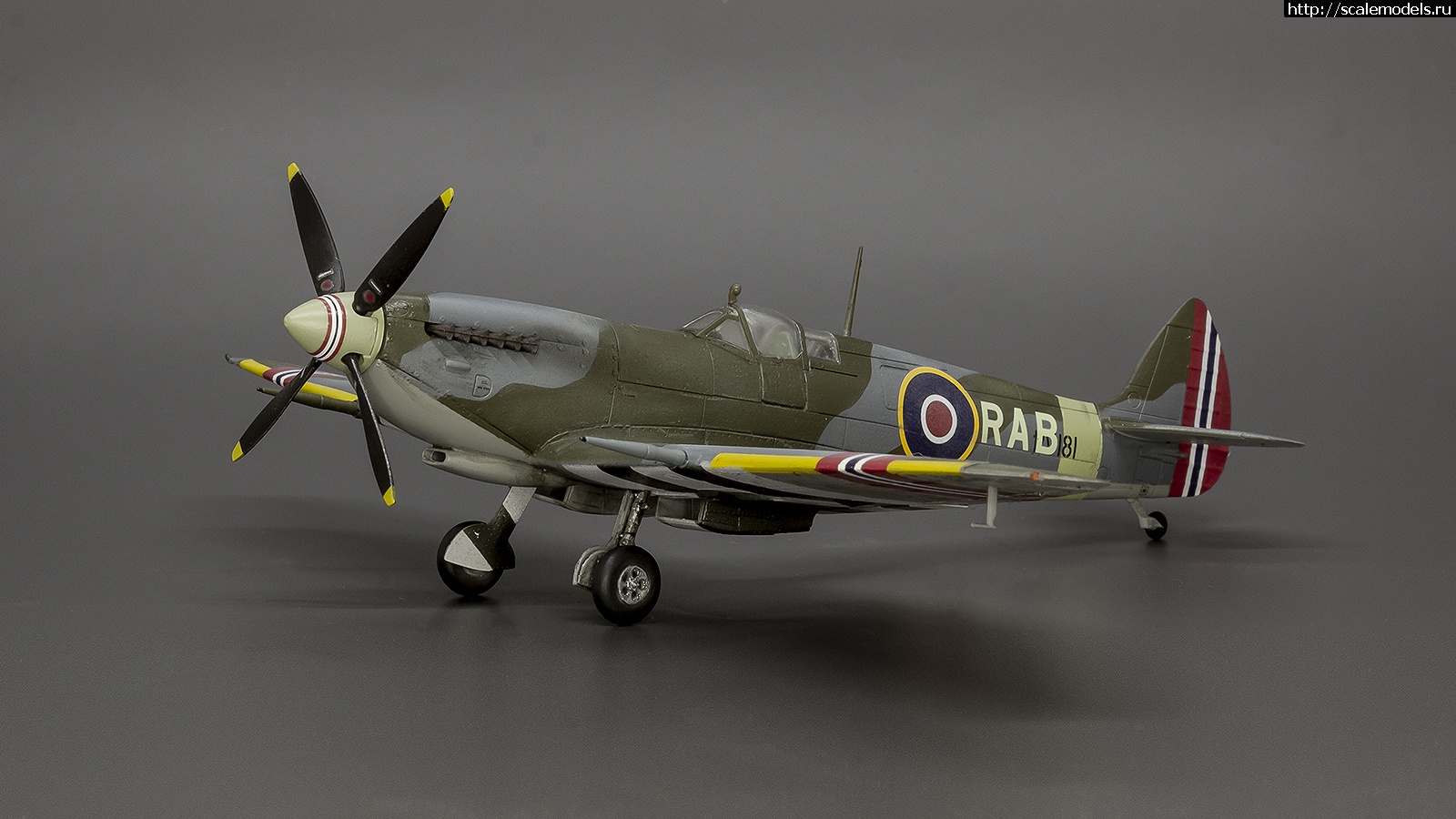 1642330086_IMG_8795.jpg : #1722419/ Eduard 1/72 Spitfire Mk.IXe - R.A. Berg - !  