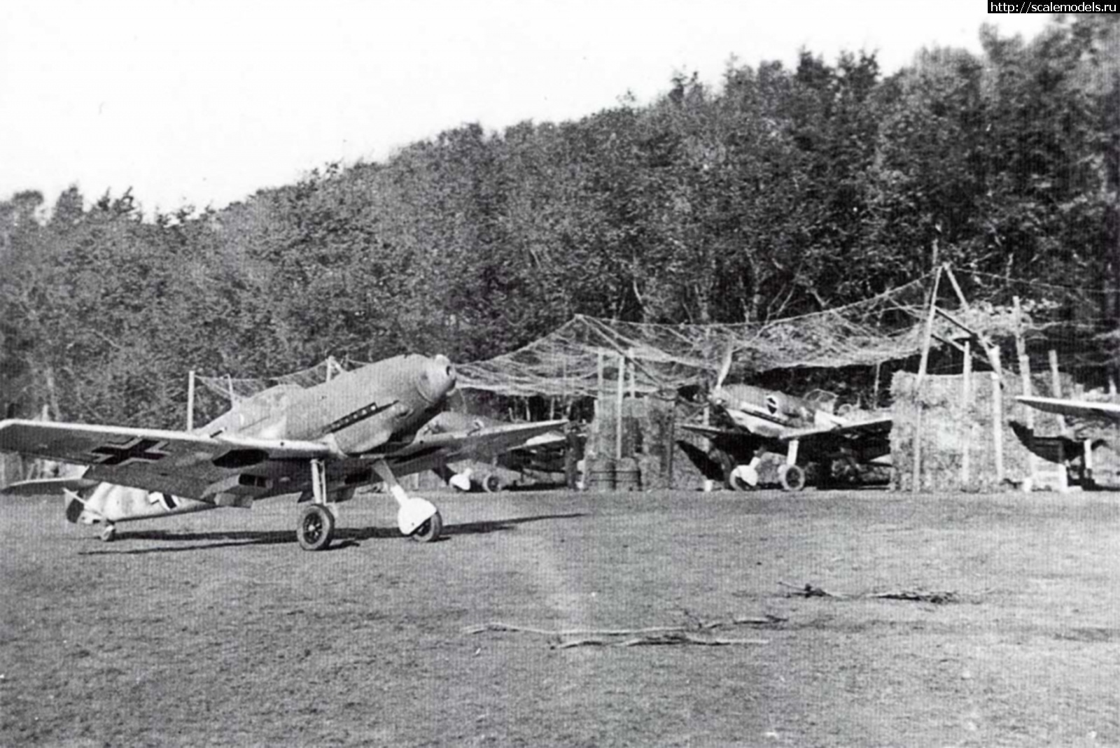 1649185376_Messerschmitt-Bf-109E3-2-JG52-Black-5-Helmut-Bennemann-Calais-France-1940-03-1.jpg : Cyber hobby 1/32 messerschmitt Bf-109E-3 .  