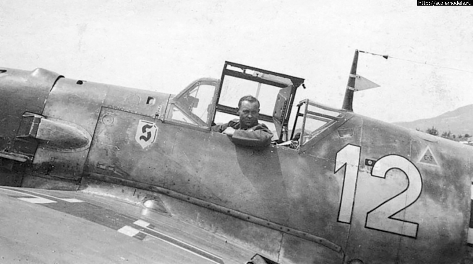 1667805260_Messerschmitt-Bf-109E7B-7-JG26-White-12-WNr-3826-with-ground-crew-Gela-Sicily-1941-03.jpg : #1760034/ Cyber hobby 1/32 messerschmitt Bf-109E-3 .  