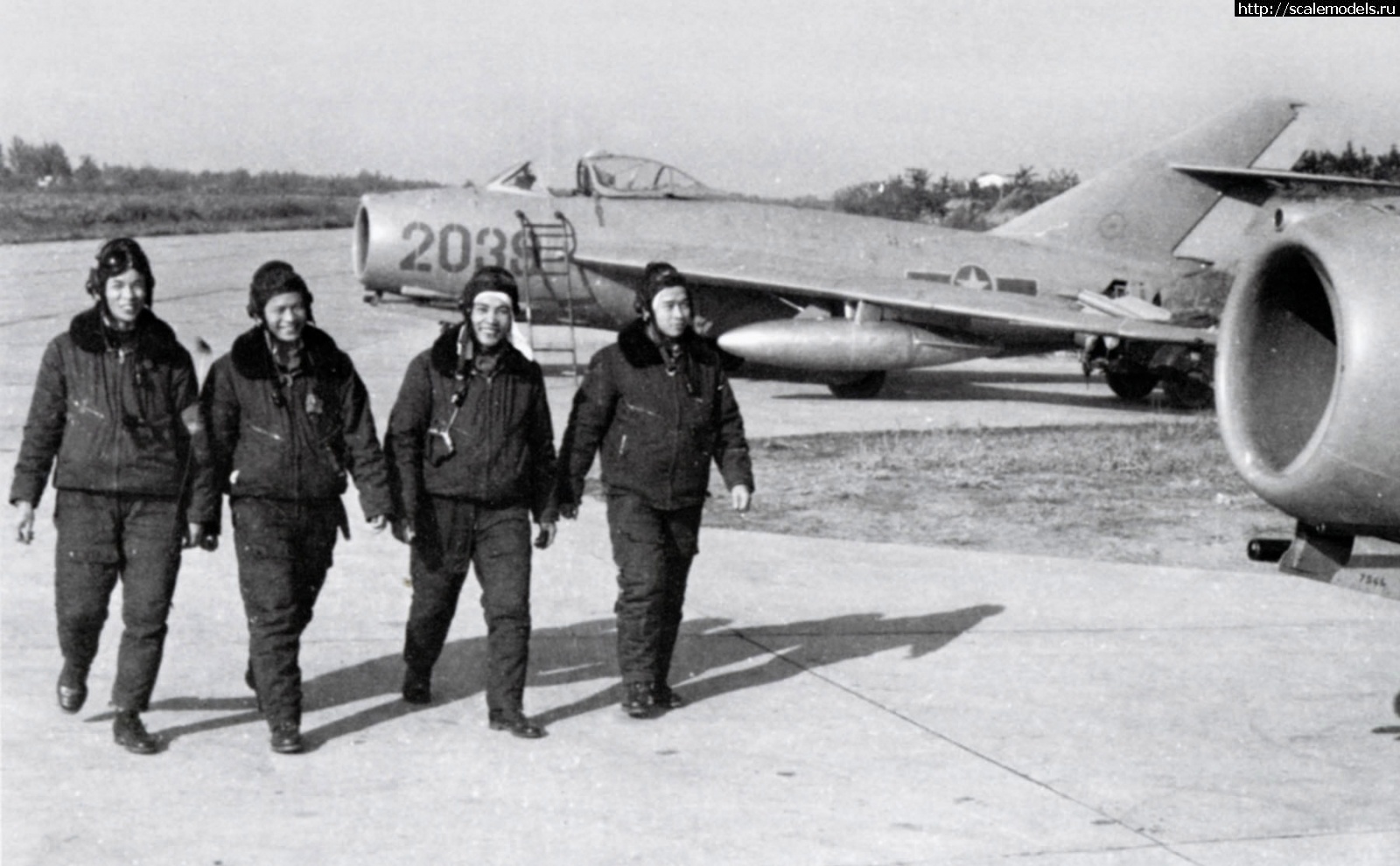 1672742054_MiG-ggg.jpg : #1767597/ 1:72 AZmodel -17/J-5 Viet Nam  
