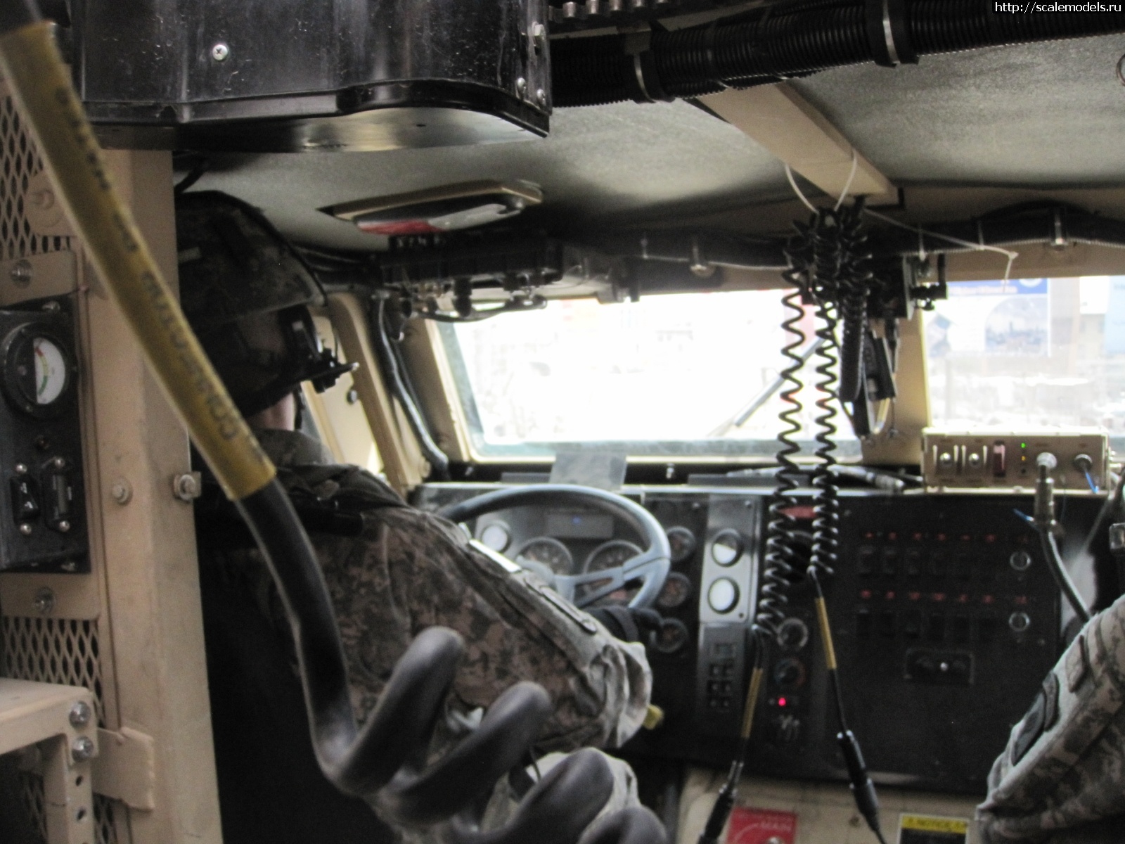 1675463218_inside-the-mrap.jpg : #1772330/ Cougar 6x6 Meng 1/35  RAP !  