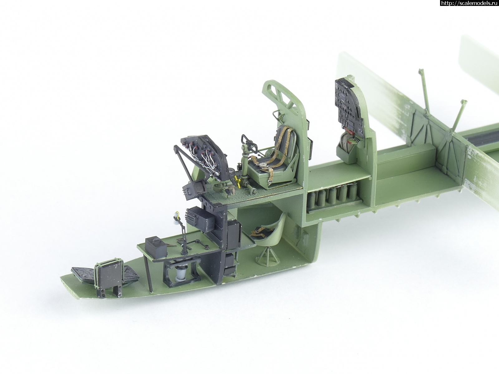 1676633679_P1290786_cr.jpg : #1774458/ Revell 1/72 Handley Page Halifax B.Mk.III  