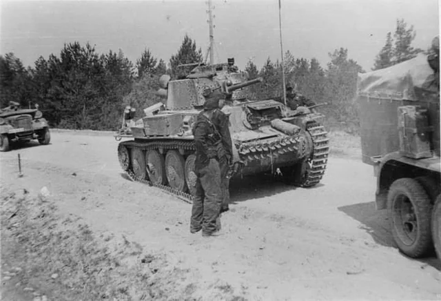 1693295536_pz-kpfw-38-t-ausf-d-of-the-12th-panzer-division-on-a-road-v0-jan3obueqpa91.webp : #1798469/ Pz.Kpfw. 38(t) Ausf. E/F 1/35 Tamiya 35369  