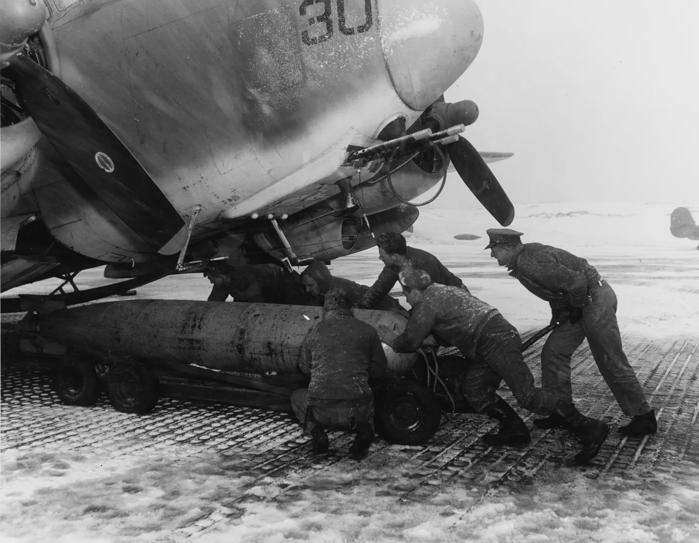 1708299704_PV-2-Harpoon-Patrol-Plane-Is-loaded-with-a-torpedo-at-an-Aleutians-base-for-strikes-on-Japanese-bases-and-shipping-in-the-Kirils-7-April-1945-.webp : #1820053/ Lockheed PV-1 Ventura Revell 1:48  