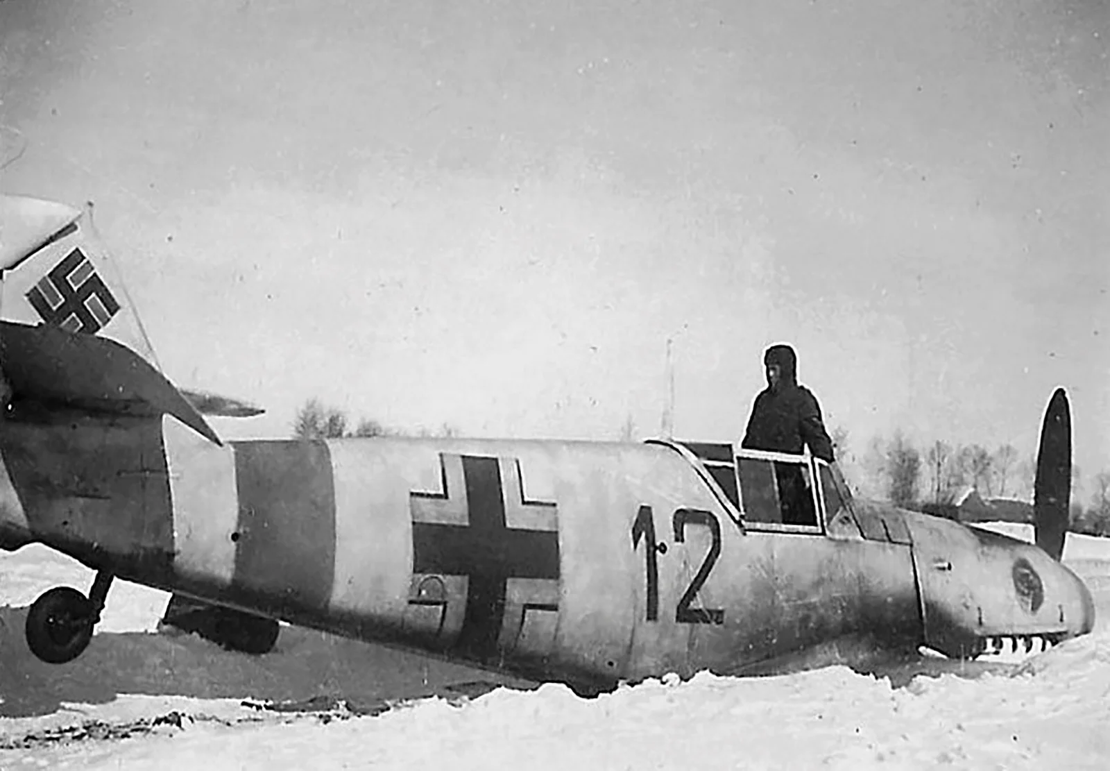 1711096988_Messerschmitt-Bf-109F4-2-JG51-Black-12-belly-landed-Russia-1941-42-01.webp : #1824607/  1/72 -3 -  (#16743) -   