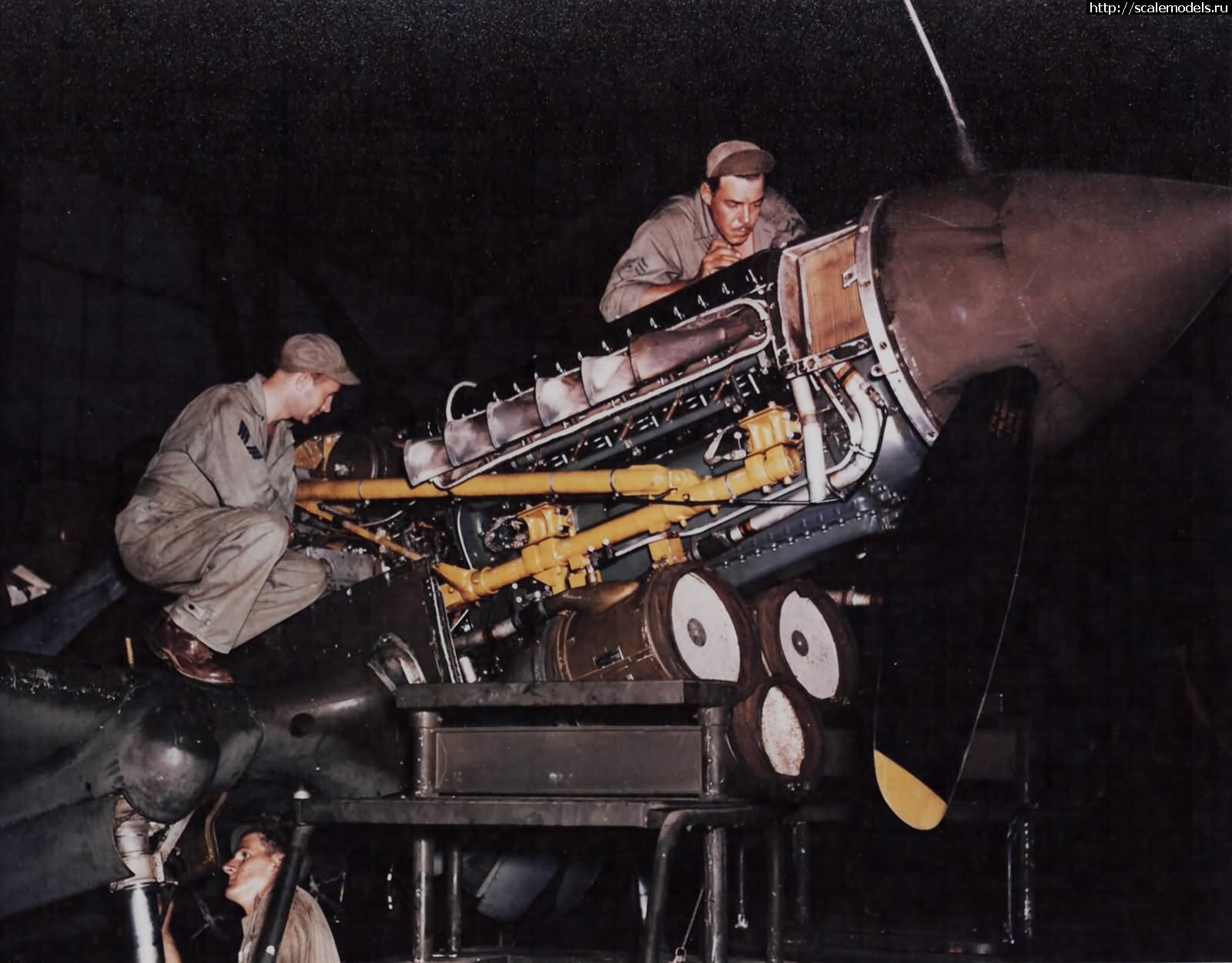 1711523529_Ground_Crew_Working_On_A_Curtiss_P-40.jpg : #1825325/ P-40   