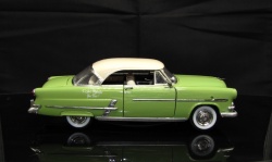 AMT 1/24 Ford Crestline Victoria 1953