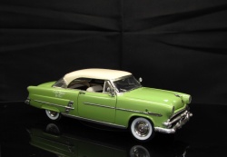 AMT 1/24 Ford Crestline Victoria 1953