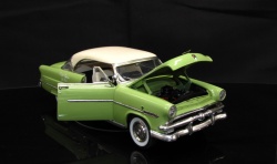 AMT 1/24 Ford Crestline Victoria 1953