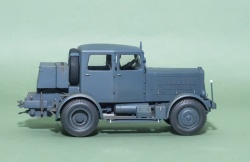 Tamiya 1/48 Hanomag SS-100 Gigant (Schweren Schleppen)