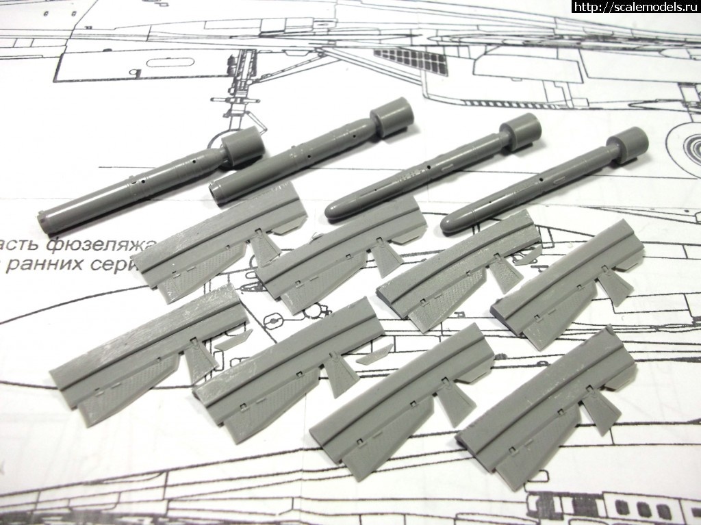 1387725309_Su-27-Miniarm-F48002-002.jpg : -33  -27  Academy   1:48.  