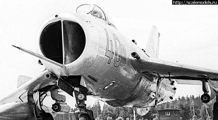 1613674887_mig-19-234-iap-na-zadnem-plane-polkovoe-ajerodromnoe-zdanie-paz-ajerodrom-kubinka-konec-1950-kh-godov.jpg : #1670911/ -19 1/72 kovozavody prostejov   