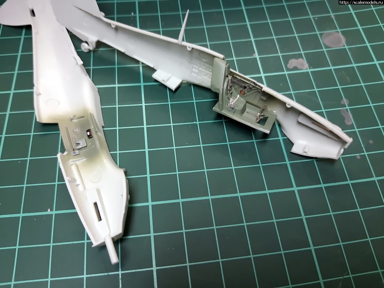 1693585235_EDjq6eM2-3Q.jpg : Hurricane Mk.I Trop Revell !  