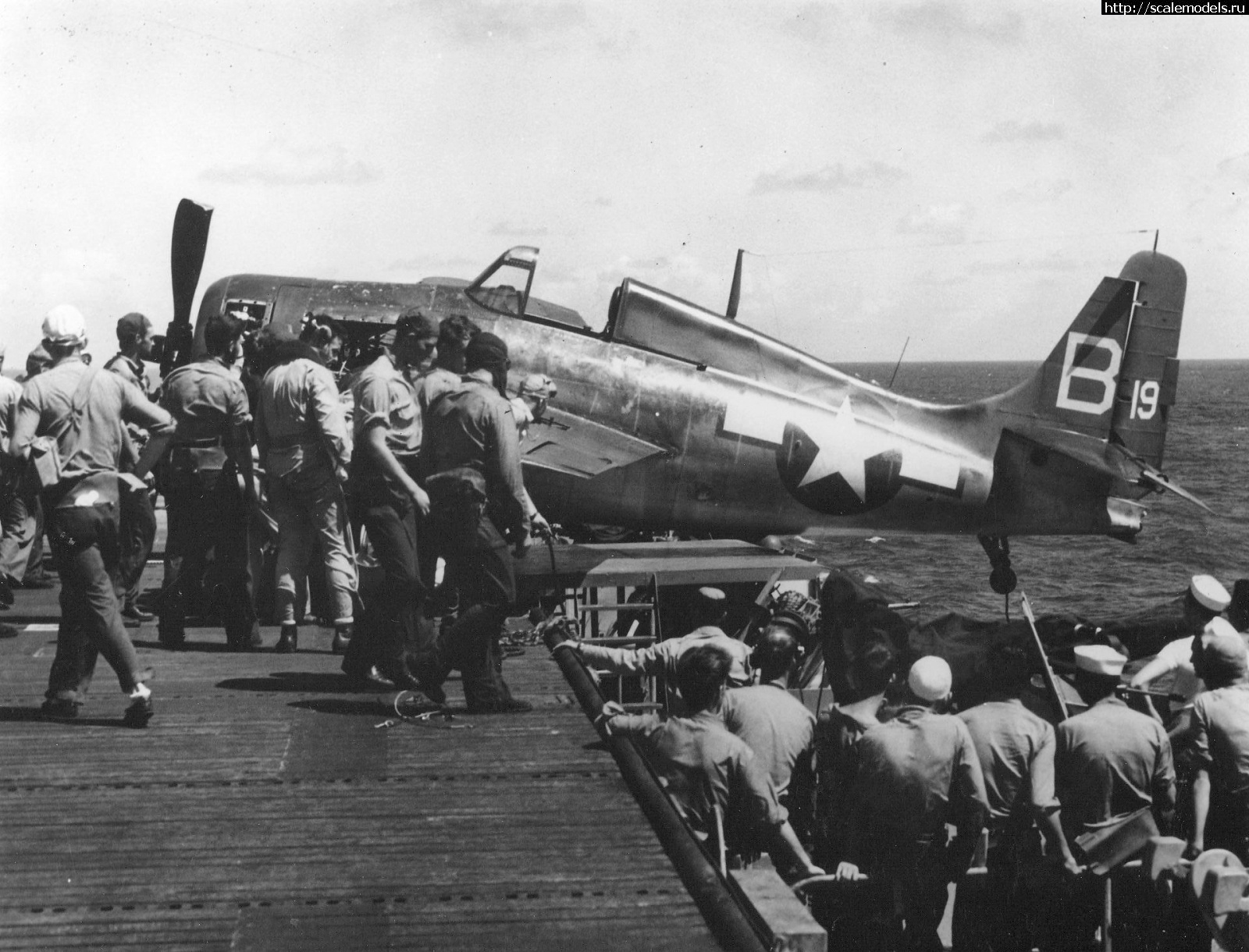 1742831317_FM-2-Wildcat-VC-10-White-B19-landing-mishap-CVE-73-USS-Gambier-Bay-1945-01.jpg : #1872705/ Eduard 1/48 FM-2 Wildcat  