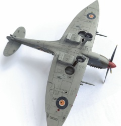 Eduard 1/72 Spitfire HF Mk.VIII Weekend edition: 1757866578_11.jpg